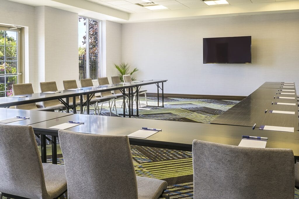 Holiday Inn Ex North Bay Meeting Room